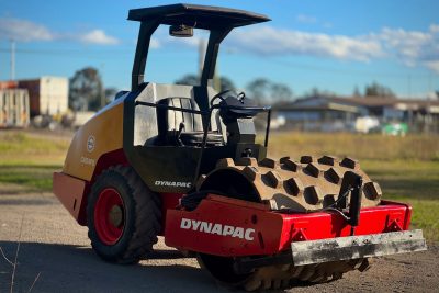 DYNAPAC CA134 5T ARTICULATED PAD FOOT ROLLER WITH BLADE COMPACTOR COMPACTION ROLLER