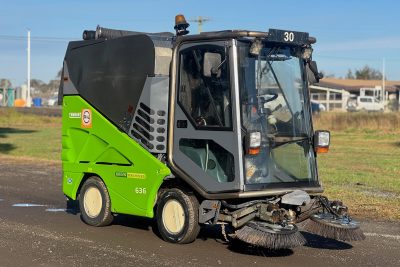 TENNANT GREEN MACHINE 636 ROAD STREET FACTORY CAR PARK DIESEL SWEEPER VACCUM GREEN GREEN MACHINE