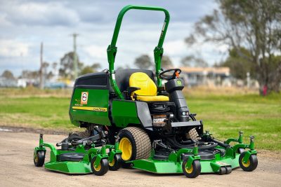 JOHN DEERE 1600 RIDE ON DIESEL COMMERCIAL OUT FRONT DECK WIDE AREA WAM RIDE ON LAWM MOWER TORO