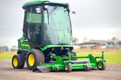 JOHN DEERE 1585 72 INCH A/C 4WD COMMERCIAL OUT FRONT RIDE ON DIESEL LAWN MOWER KUBOTA ISEKI TORO