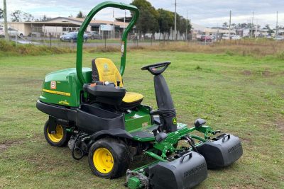 JOHN DEERE 2500E RIDE ON GREENS CYLINDER REEL GREENS GOLF COURSE LAWN MOWER JOHN DEERE
