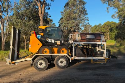 JCB 155 SKID STEER LOADER WITH 9T TRAILER BROOM AND ATTACHMENTS BOBCAT CATERPILLAR CASE TEREX ASV