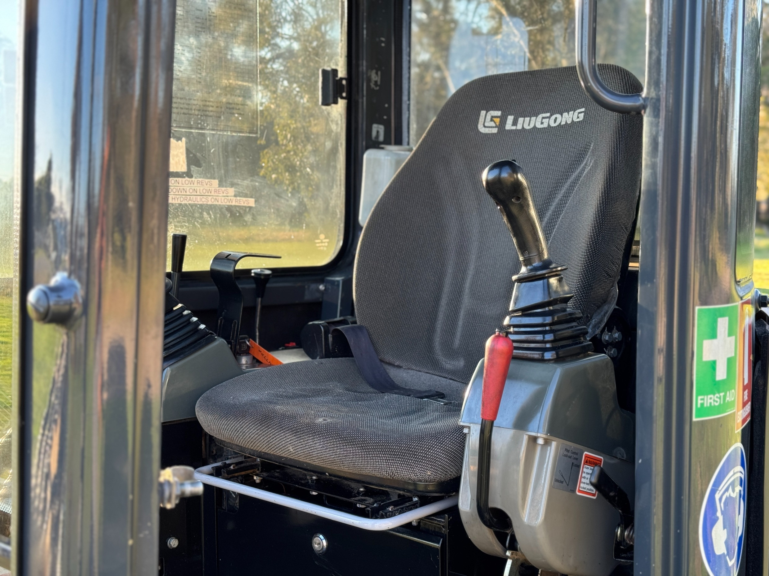 LIUGONG CLG9035E 4T EXCAVATOR LOADER KOBELCO CASE KOMATSU CAT KUBOTA image 9