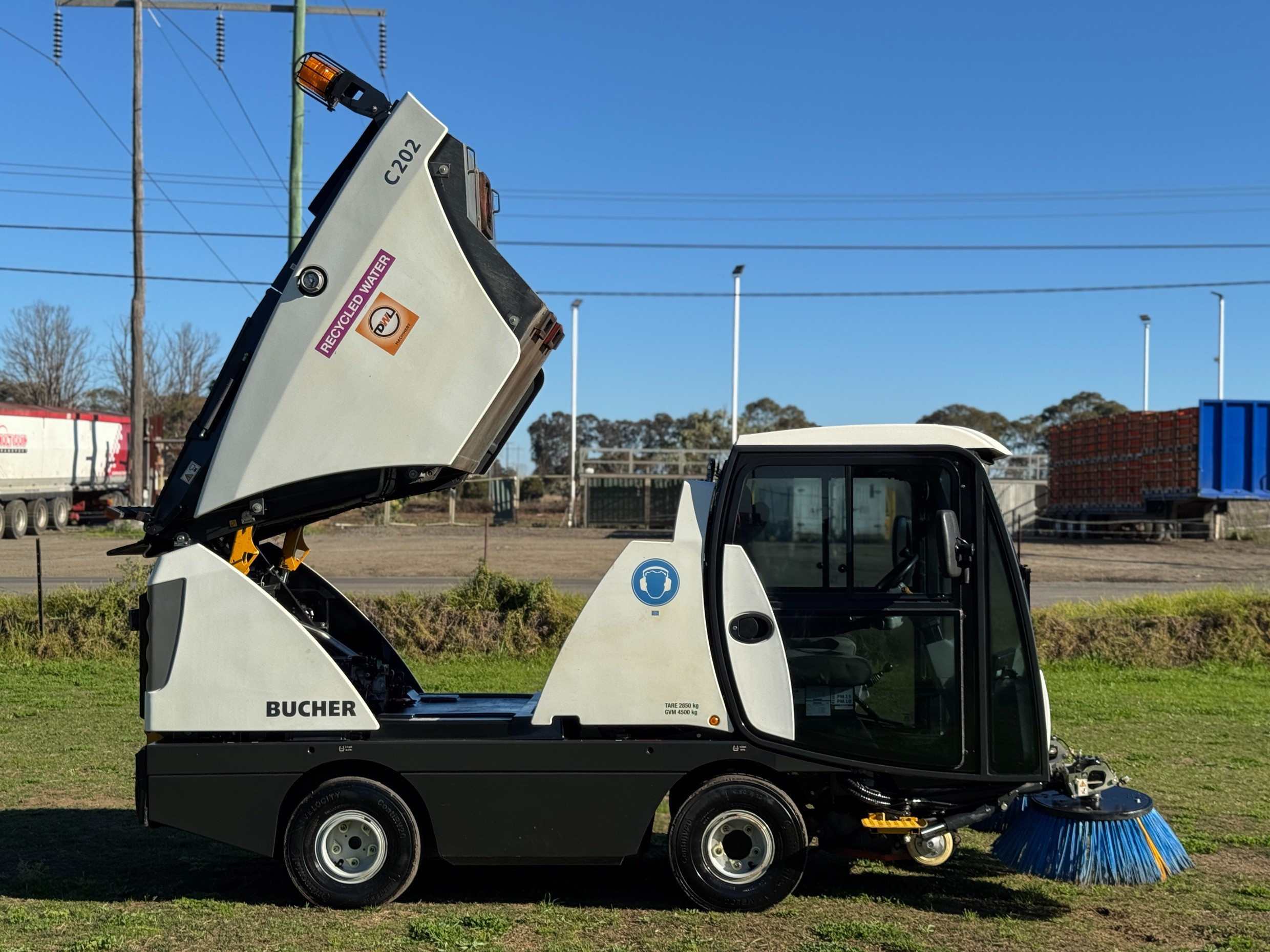 2023 BUCHER CN202 ROAD STREET FACTORY CAR PARK DIESEL SWEEPER VACCUM GREEN GREEN MACHINE image 7
