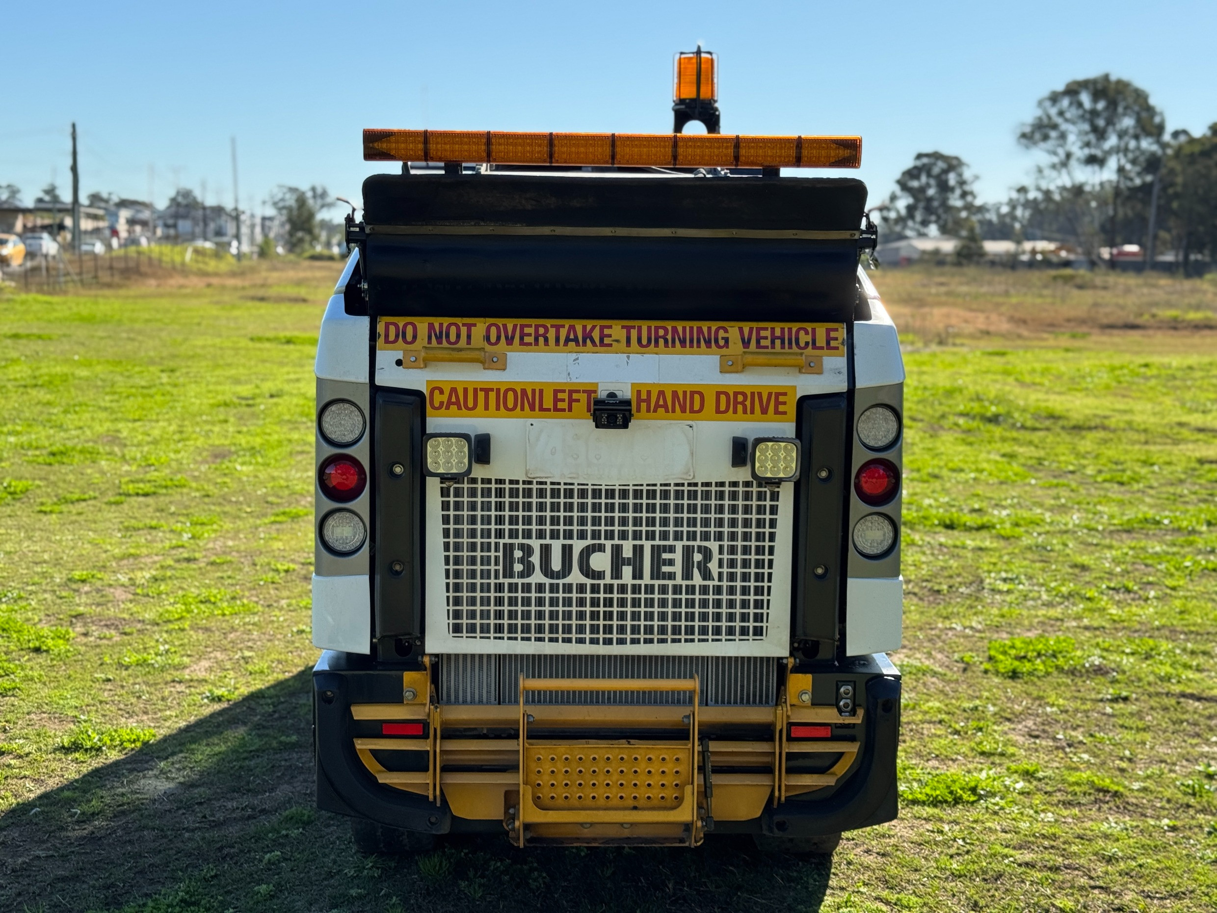 2023 BUCHER CN202 ROAD STREET FACTORY CAR PARK DIESEL SWEEPER VACCUM GREEN GREEN MACHINE image 19