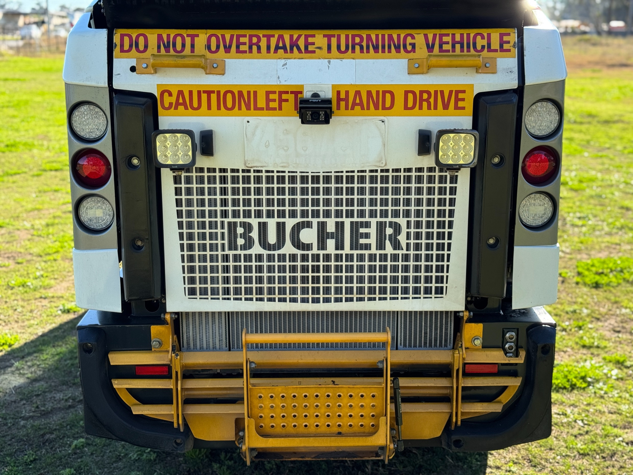 2023 BUCHER CN202 ROAD STREET FACTORY CAR PARK DIESEL SWEEPER VACCUM GREEN GREEN MACHINE image 20