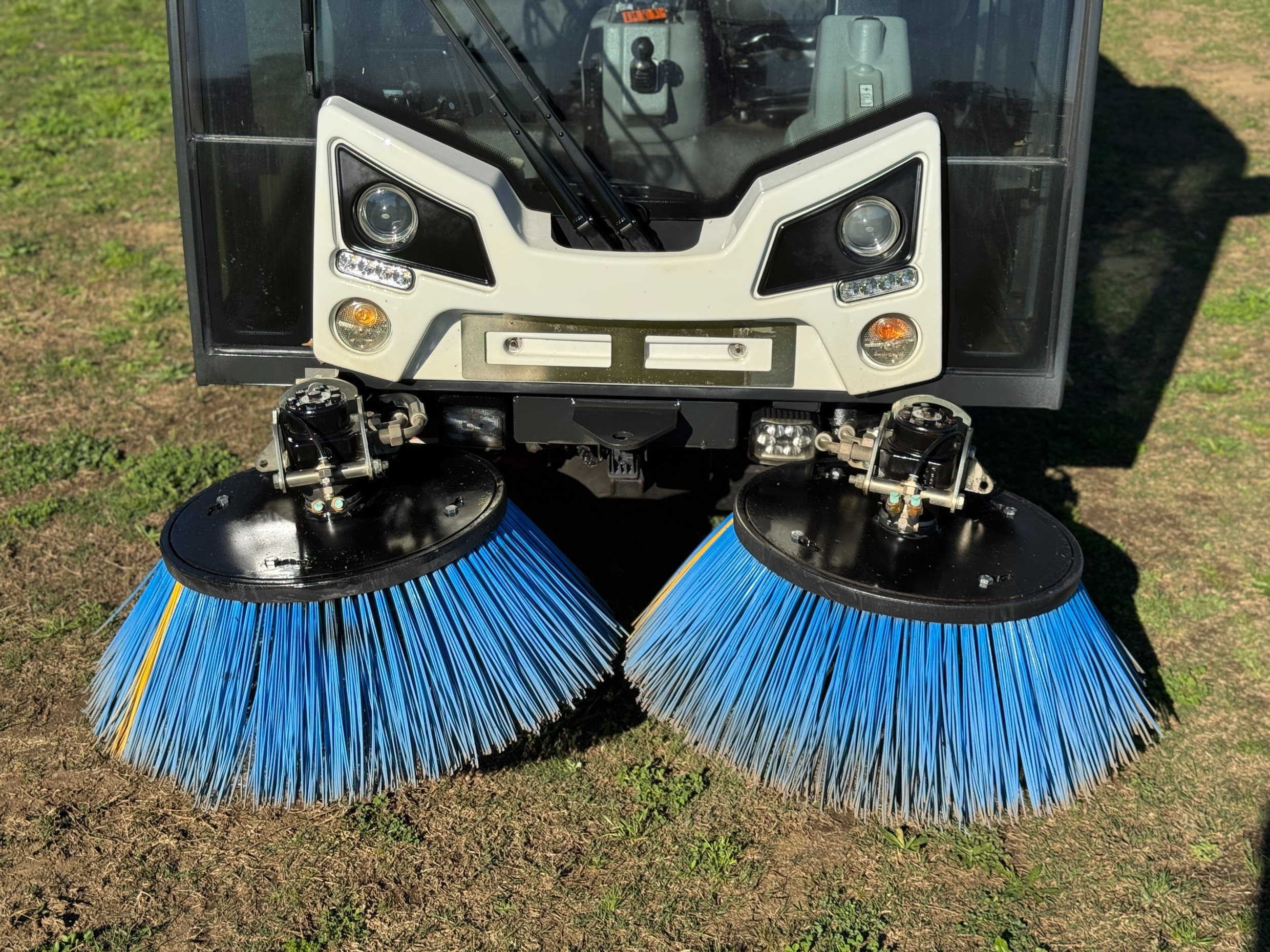 2023 BUCHER CN202 ROAD STREET FACTORY CAR PARK DIESEL SWEEPER VACCUM GREEN GREEN MACHINE image 24