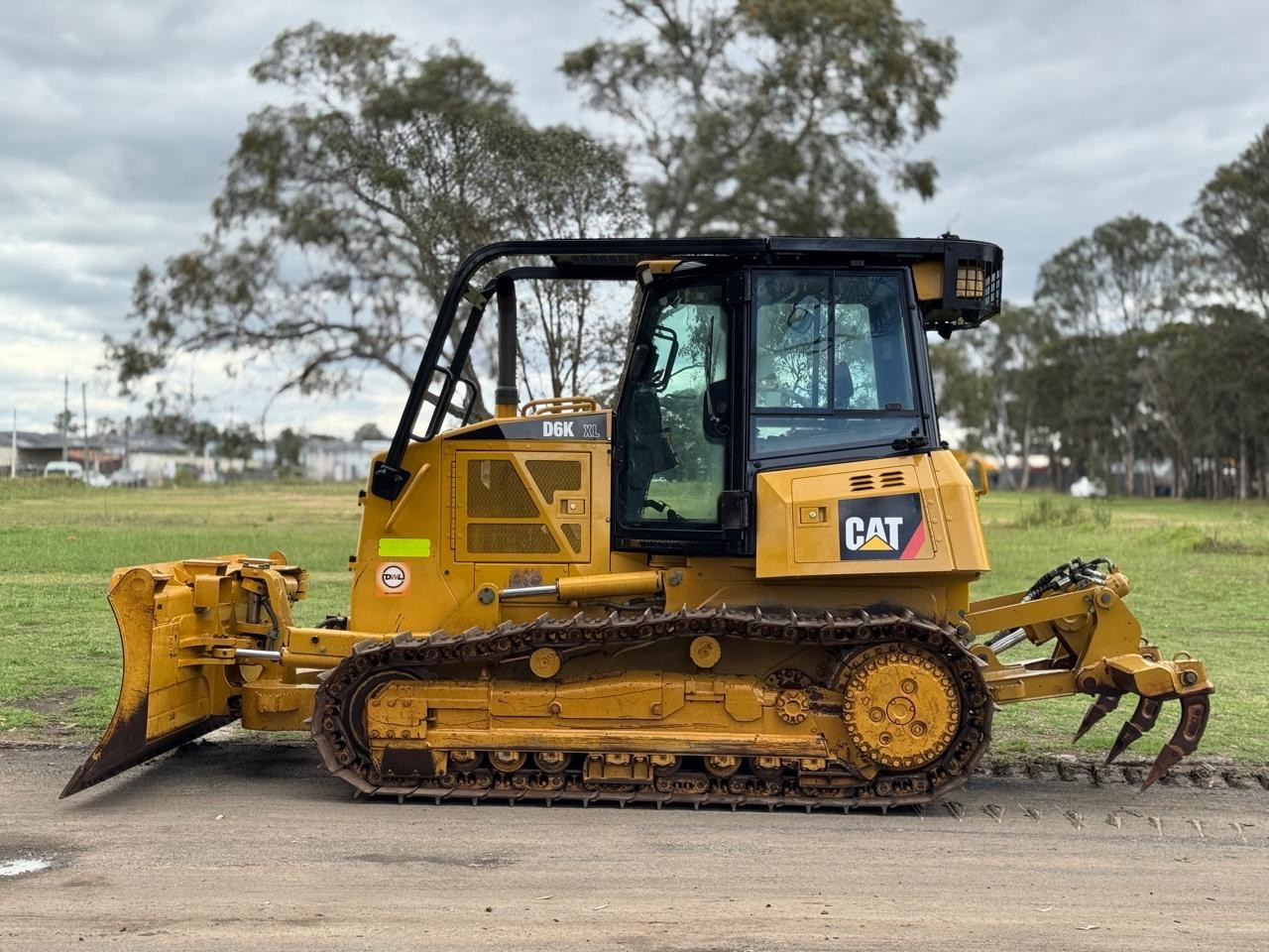 CATERPILLAR D6K XL DOZER WITH SWEEPS SCREENS AND RIPPERS KOMATSU JOHN DEERE image 5