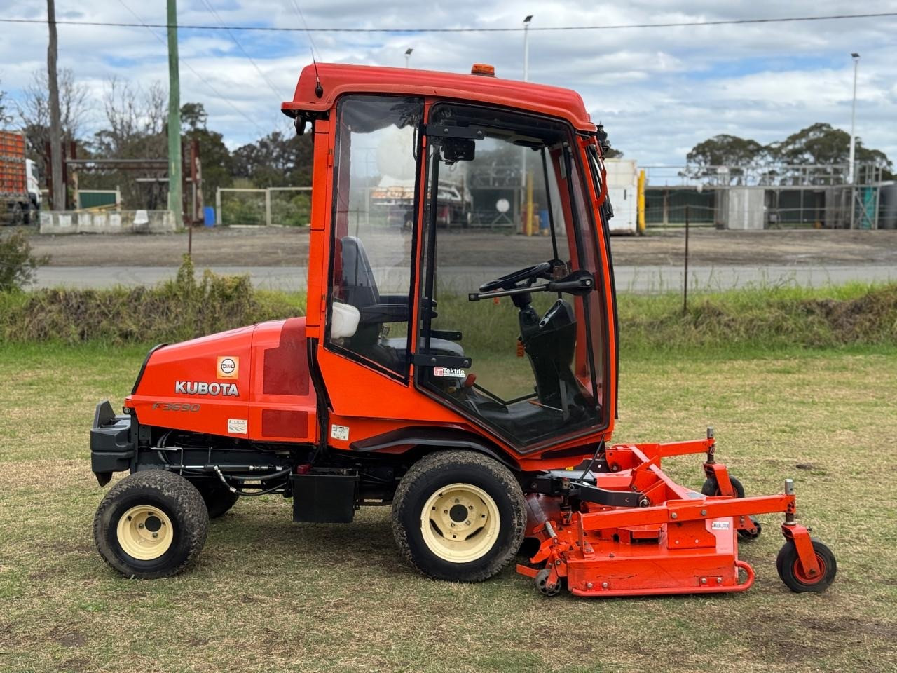 KUBOTA F3690 72 INCH DIESEL OUT FRONT DECK RIDE ON LAWN MOWER TORO JOHN DEERE image 2