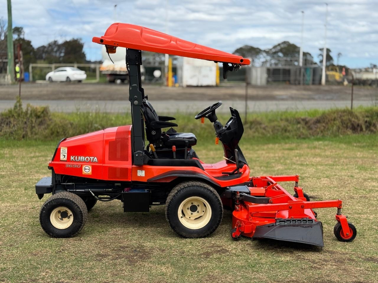 KUBOTA F3690 72 INCH DIESEL OUT FRONT DECK RIDE ON LAWN MOWER TORO JOHN DEERE image 2