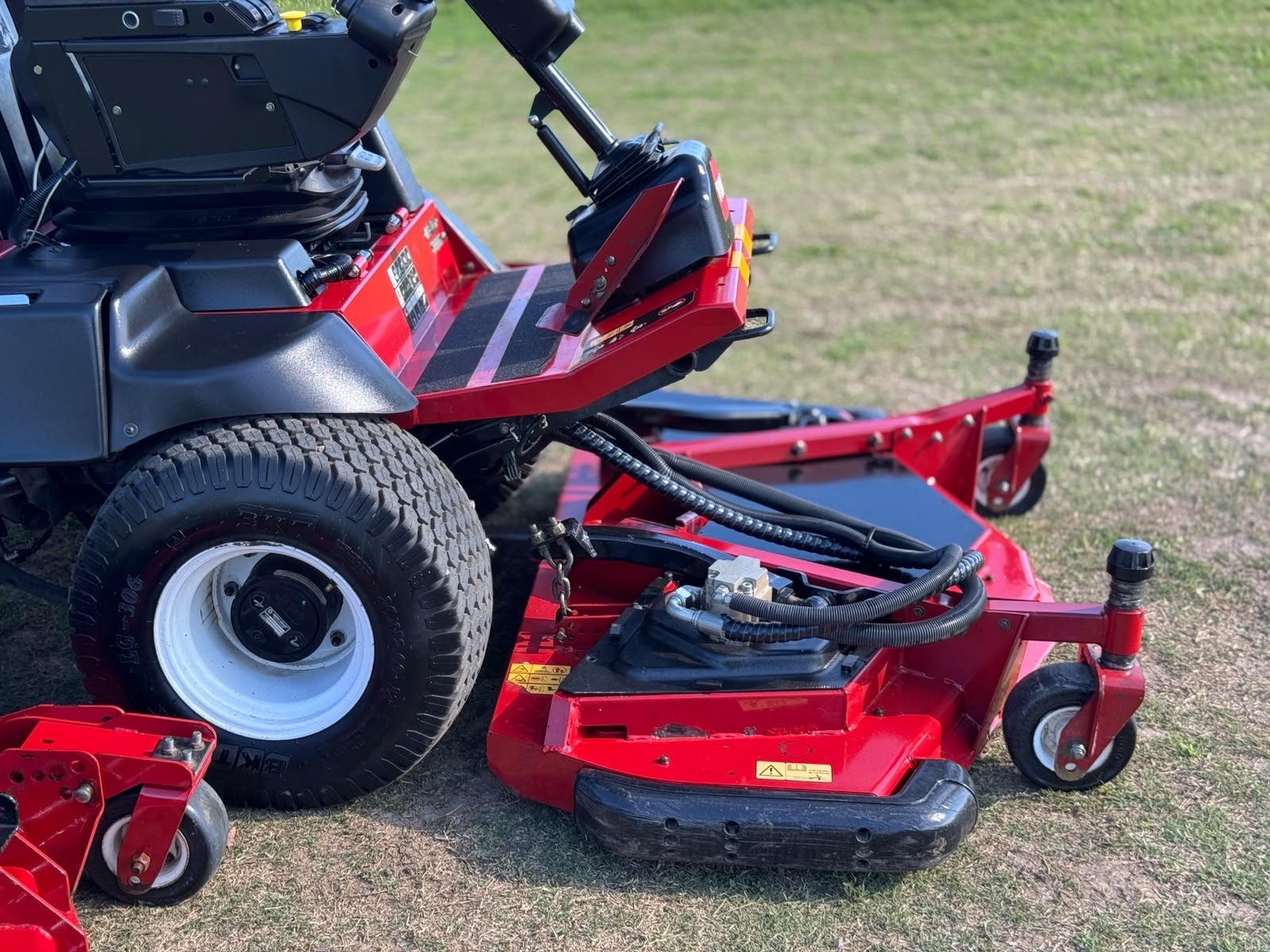 TORO GROUNDSMASTER 4000D DIESEL RIDE ON LAWN MOWER WIDE AREA COMMERCIAL OUT FRONT JOHN DEERE image 15